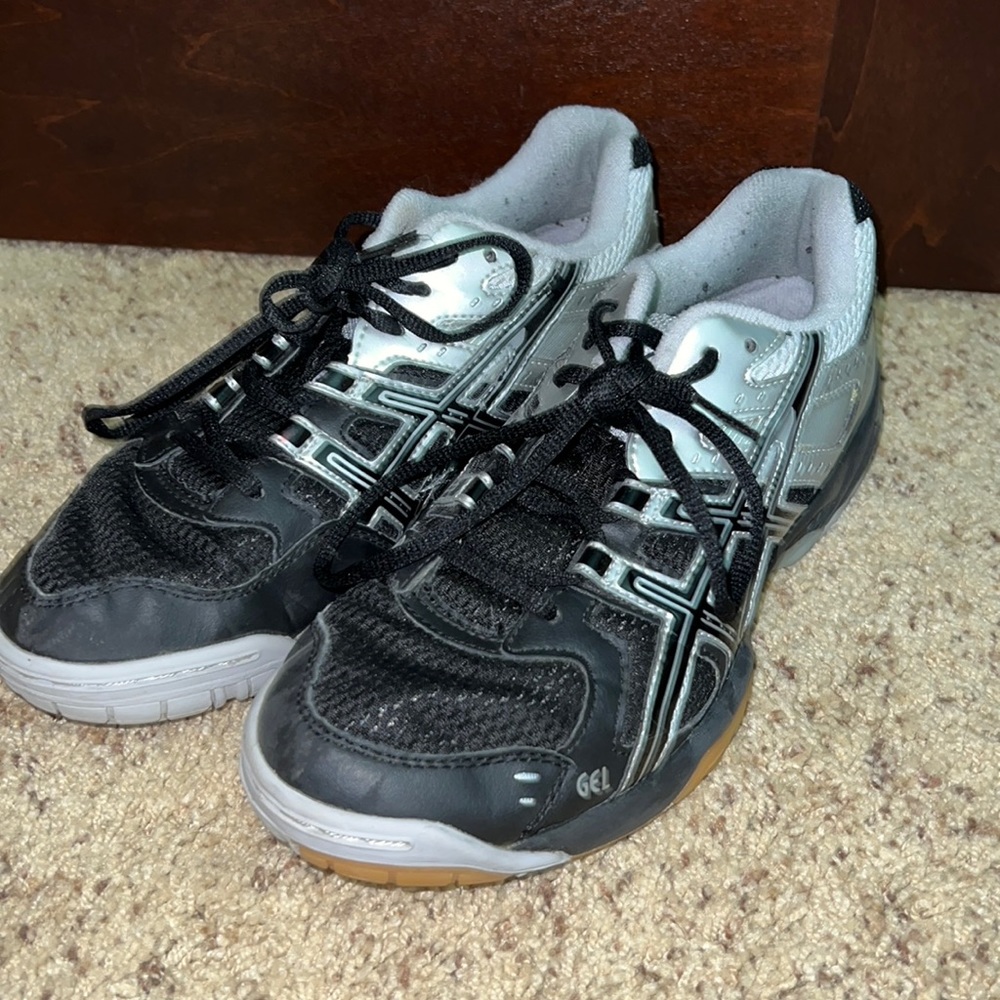 Womens Asics Volleyball shoe size 8.